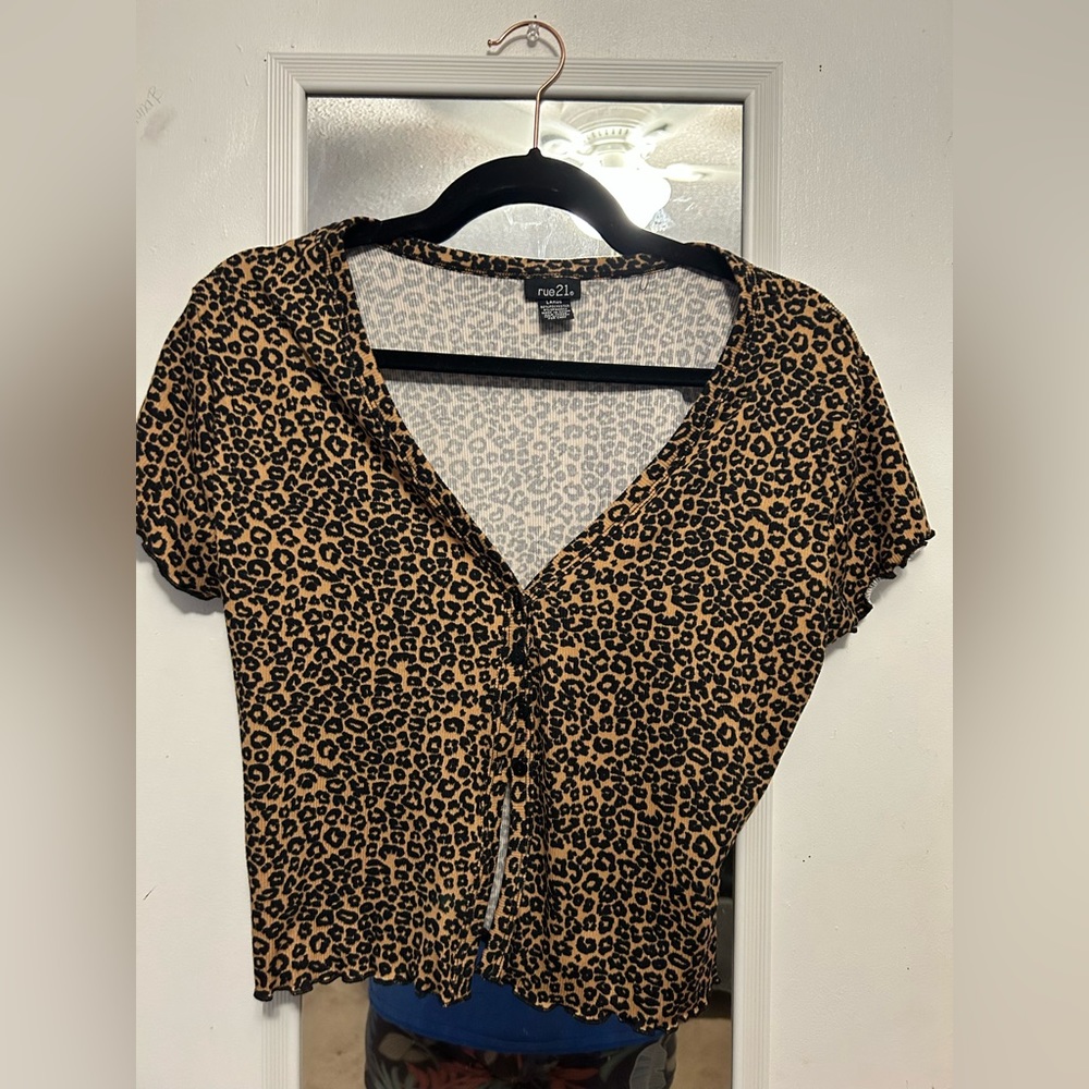 Cropped V neck shirt